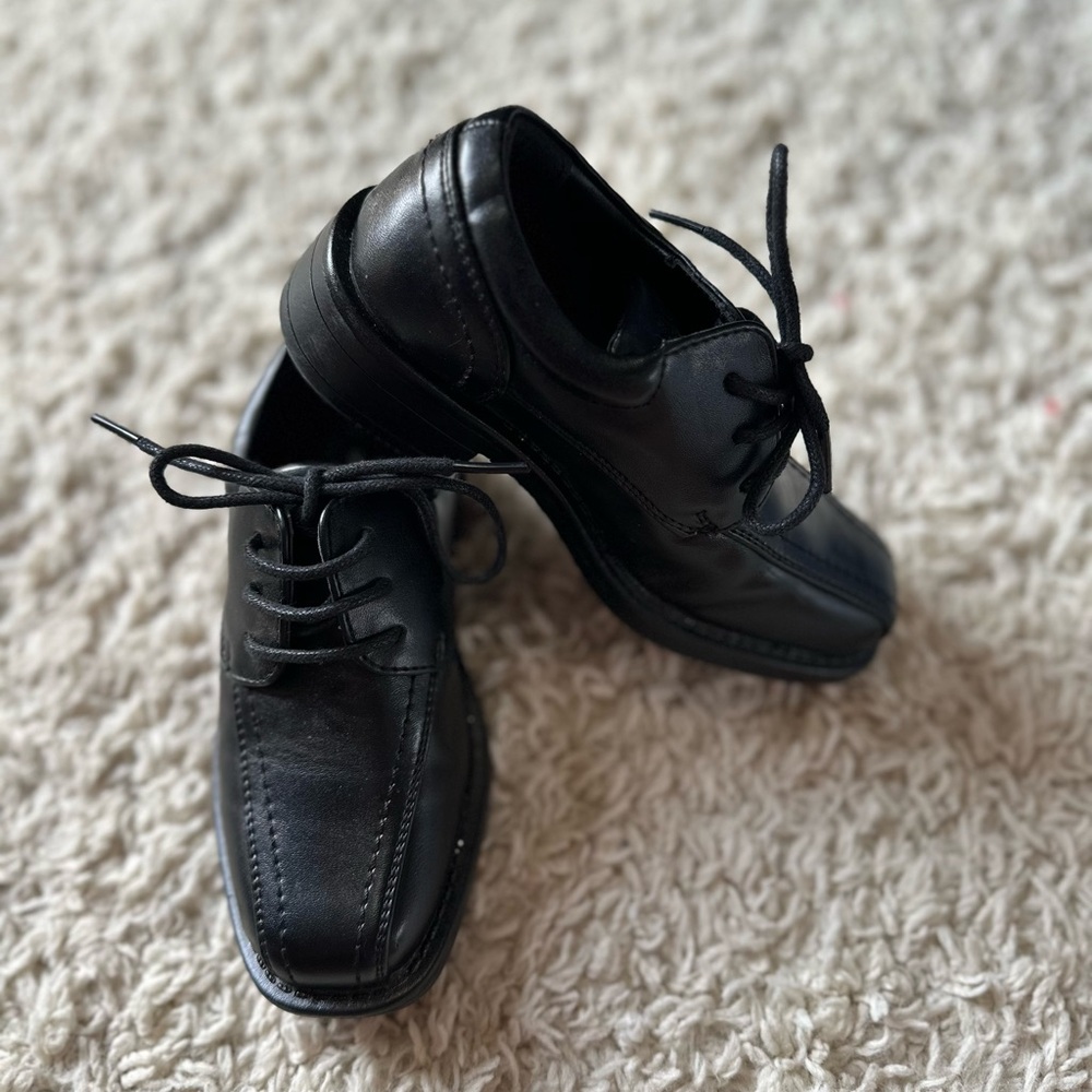 Black Leather Dress Shoes with Lace-Up Design